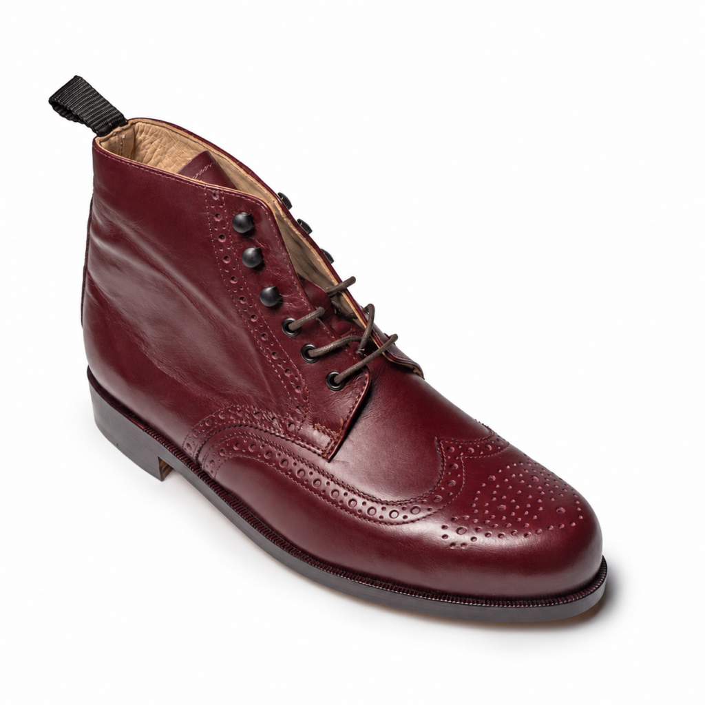Bordeauxroter Handmacher-Schnürstiefel aus Glattleder mit Flügelkappe und Zierlochung