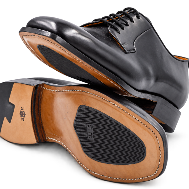 Schwarze rahmengenähte Schnürschuhe mit Ledersohlen, schwarzen Gummieinsätzen und umlaufender Sohlennaht