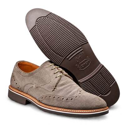 Taupefarbene Veloursleder-Schnürschuhe mit dunkler Vibram Bologna Sohle und hellem Sohlenrand