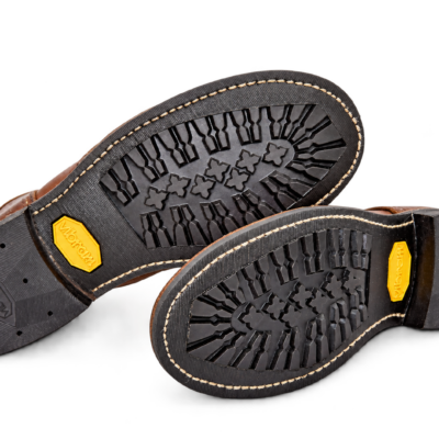 Vernähte Vibram-Profilsohlen an braunen Lederboots