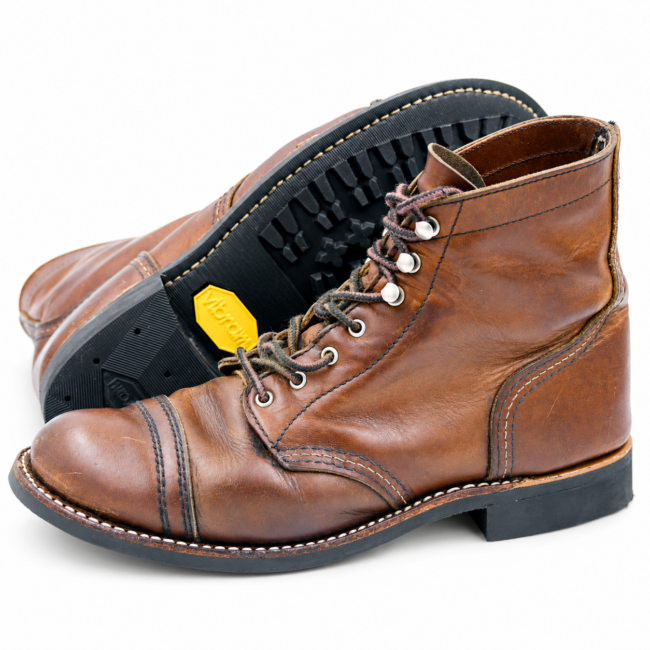 Braune Red Wing Schnürboots mit Zehenkappe und schwarzen Vibram Profilsohlen