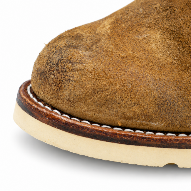 Nahaufnahme von Sohlenrand und Naht an einem braunen Red Wing Chelsea Boot mit heller Sohle