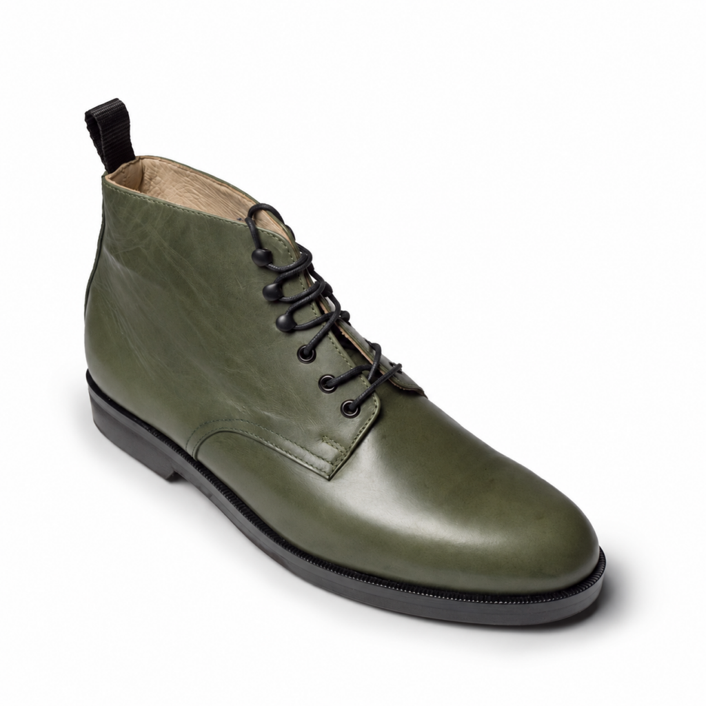 Olivgrüner Handmacher-Schnürstiefel aus Glattleder mit schwarzer Sohle
