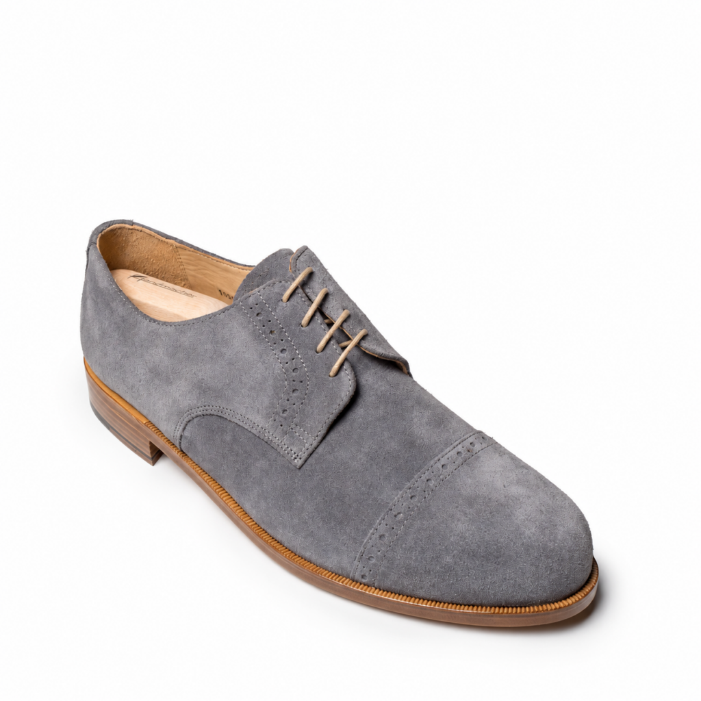 Grauer Handmacher-Schnürschuh aus Rauleder mit Vorderkappe und dezenter Zierlochung