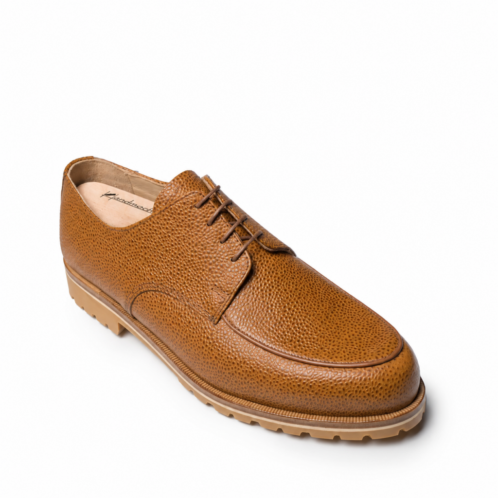 Cognacfarbener Handmacher-Schnürschuh aus genarbtem Leder mit heller Profilsohle