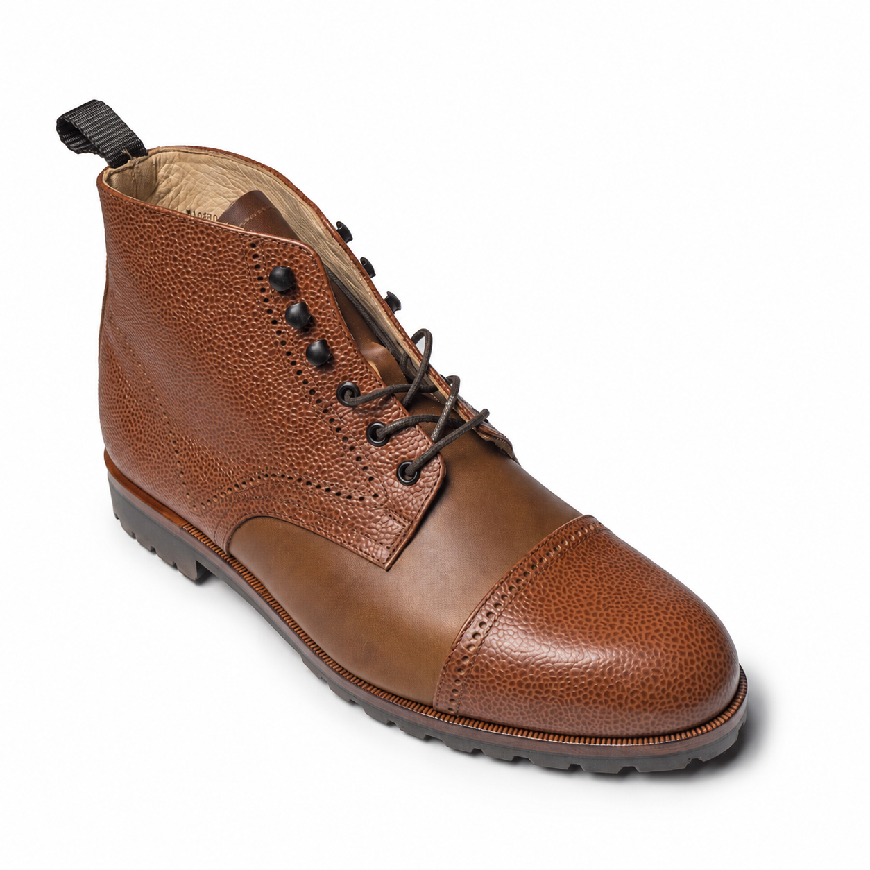 Brauner Handmacher-Schnürstiefel mit genarbtem Leder, Zierlochung und Profilsohle