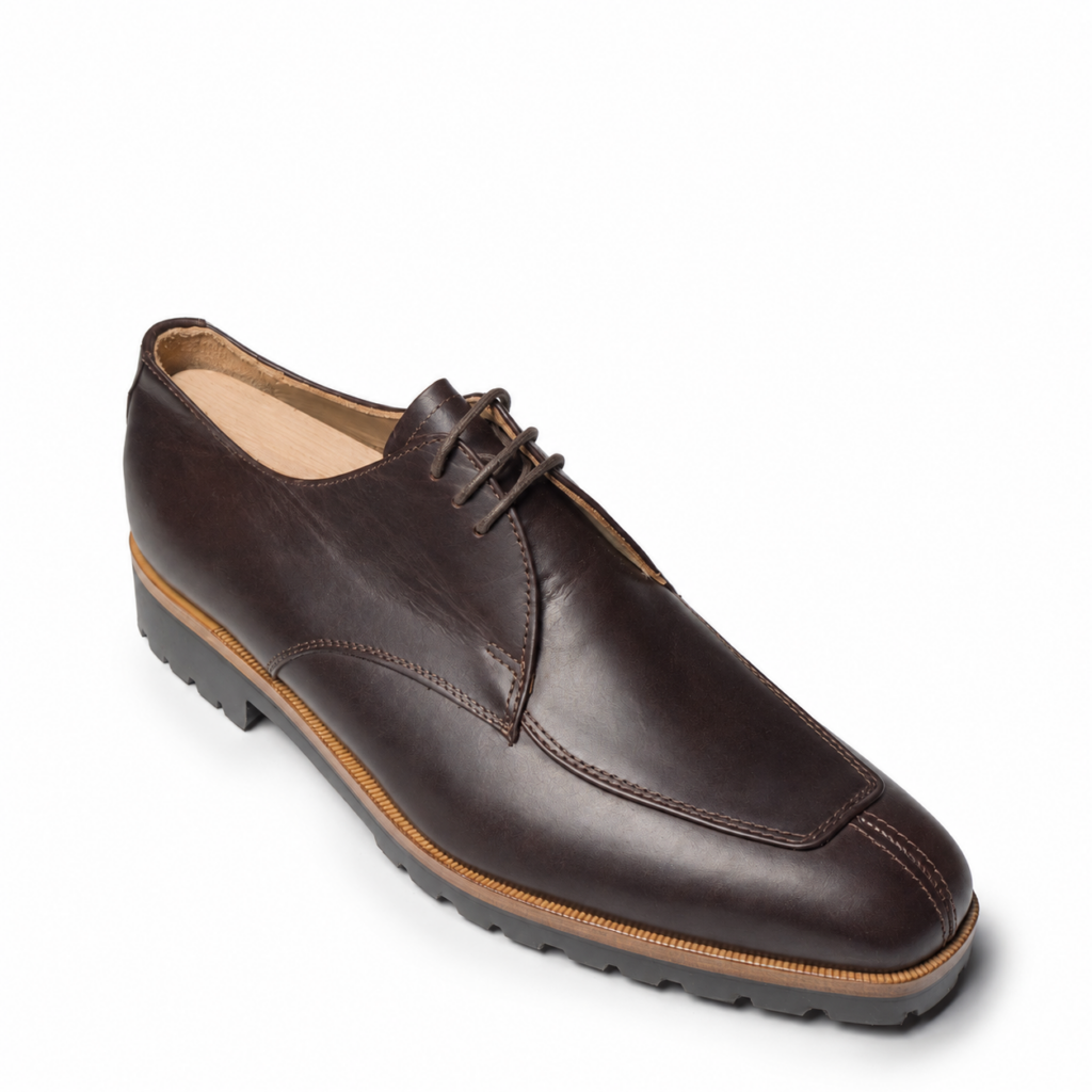 Dunkelbrauner Handmacher-Schnürschuh mit markanten Ziernähten und Profilsohle