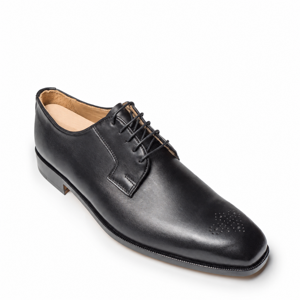 Schwarzer Handmacher-Schnürschuh aus Glattleder mit dezenter Zierlochung an der Spitze