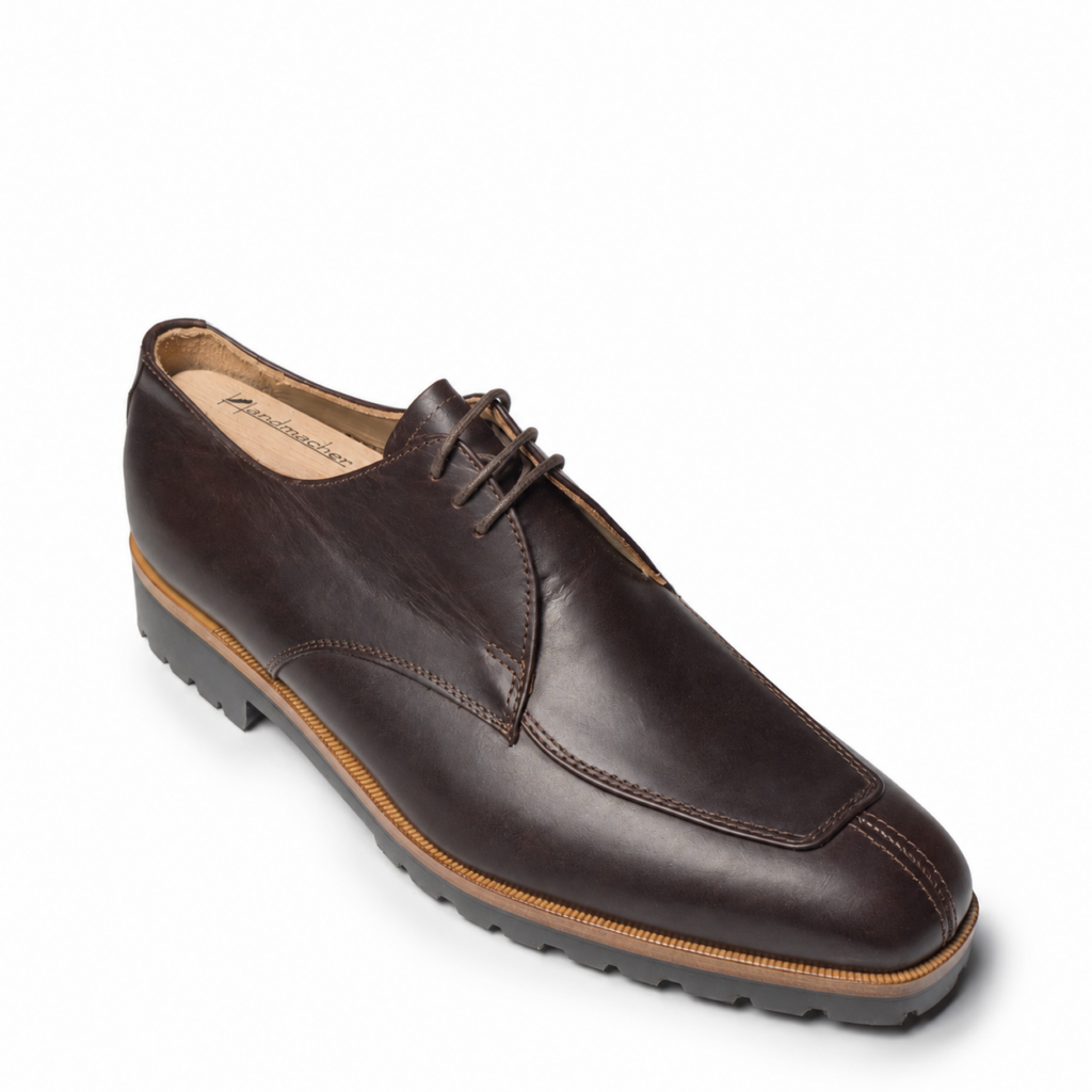 Dunkelbrauner Handmacher-Schnürschuh mit markanten Ziernähten und Profilsohle
