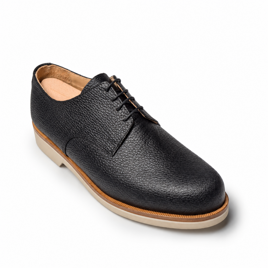 Schwarzer Handmacher-Schnürschuh aus genarbtem Leder mit heller Sohle