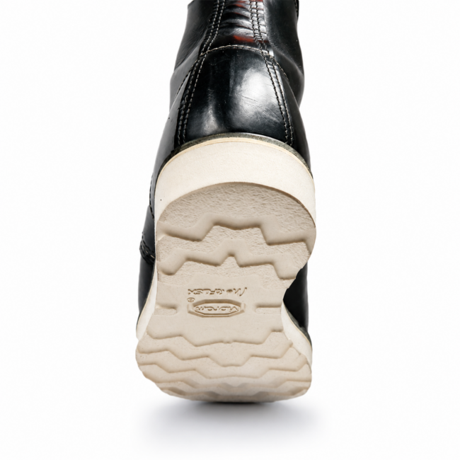 Fersenansicht eines schwarzen Red Wing Boots mit heller Vibram Morflex Sohle