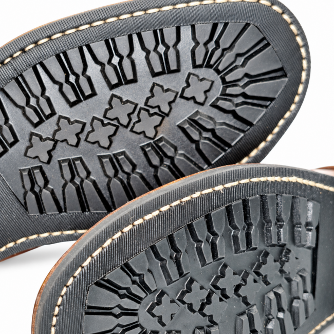 Nahaufnahme des schwarzen Vibram Sohlenprofils und der umlaufenden Sohlennaht
