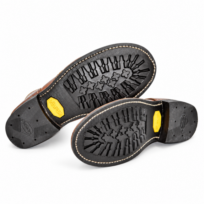 Unterseite zweier Red Wing Boots mit schwarzen Vibram Profilsohlen und separaten Absätzen