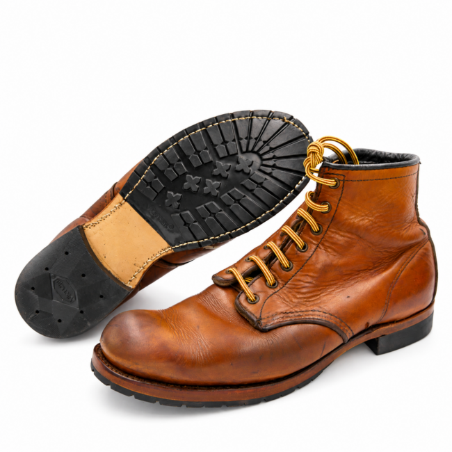 Braune Red Wing Schnürboots mit schwarzer Profilsohle, separatem Absatz und sichtbarem Leder im Gelenkbereich