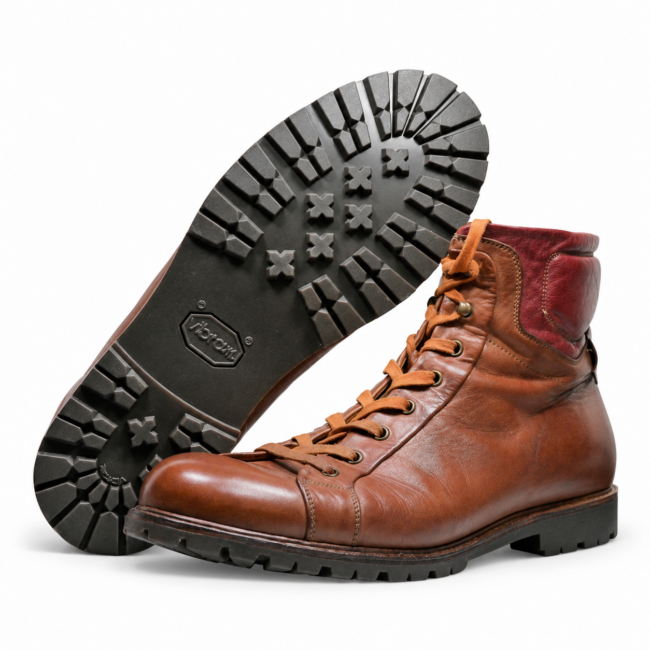 Braune Schnürboots mit Vibram Roccia Sohlen in Seiten- und Unteransicht