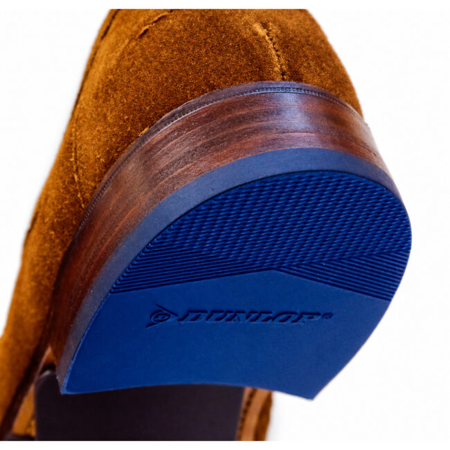 Nahaufnahme eines blauen Dunlop-Absatzflecks mit profilierter Lauffläche