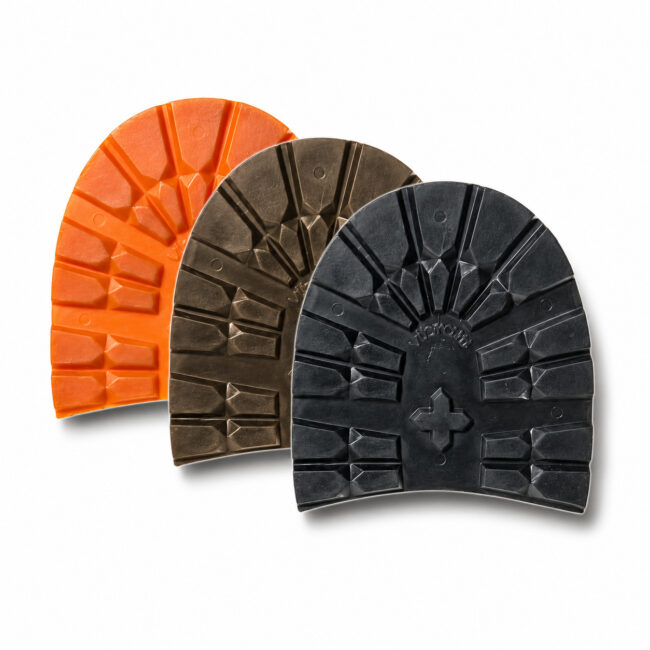 Drei überlappende Vibram-Roccia-Profilabsätze in Orange, Braun und Schwarz